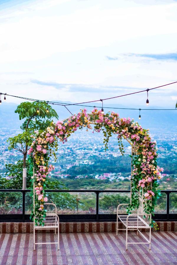Bukit Indah Doda Hotel & Resorts 팔루 외부 사진