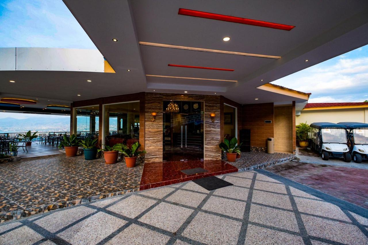 Bukit Indah Doda Hotel & Resorts 팔루 외부 사진
